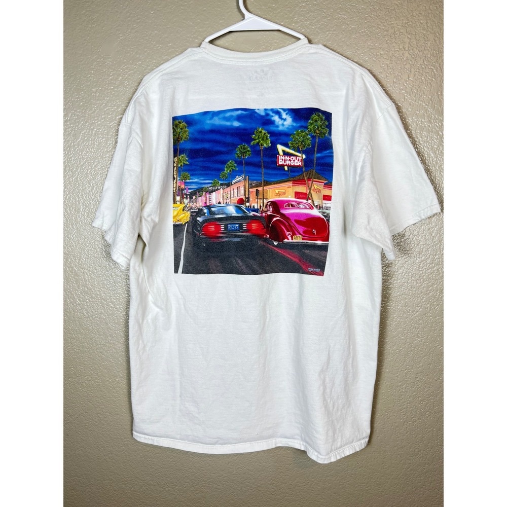 White Short-Sleeve Men’s Tee with Vintage Car Graphic